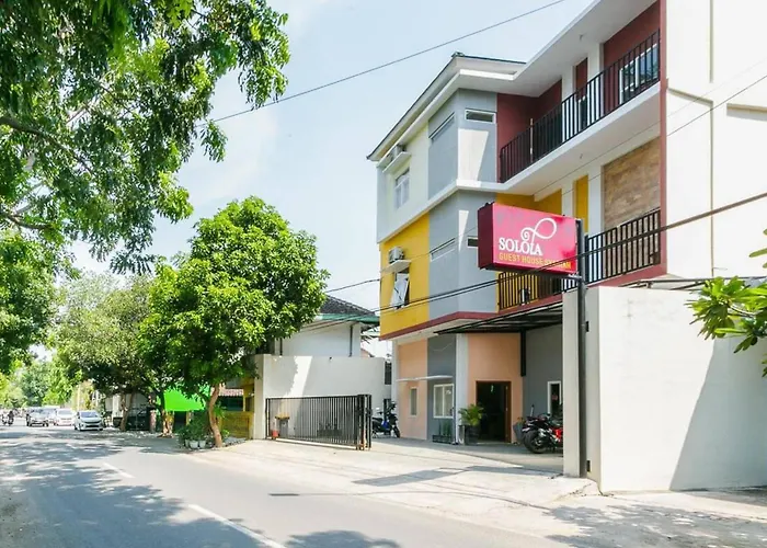 RedDoorz Syariah near Purwosari Train Station Hotel Surakarta 